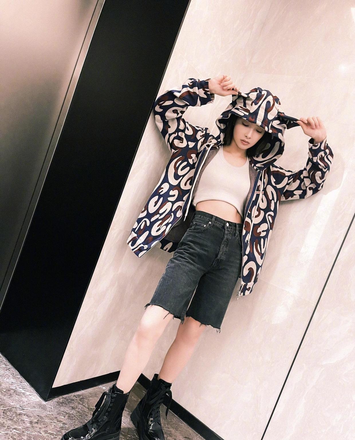 黑色 宋茜也太放得开了,穿黑色抹胸裙配网格披肩,一点不丑还挺潮