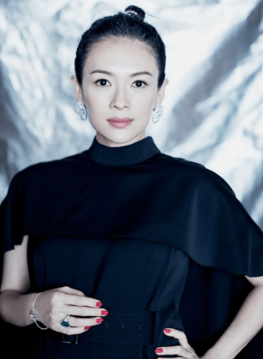 美人 章子怡被称之她为东方“美人坯子”，10衣服展示她不仅美还会穿