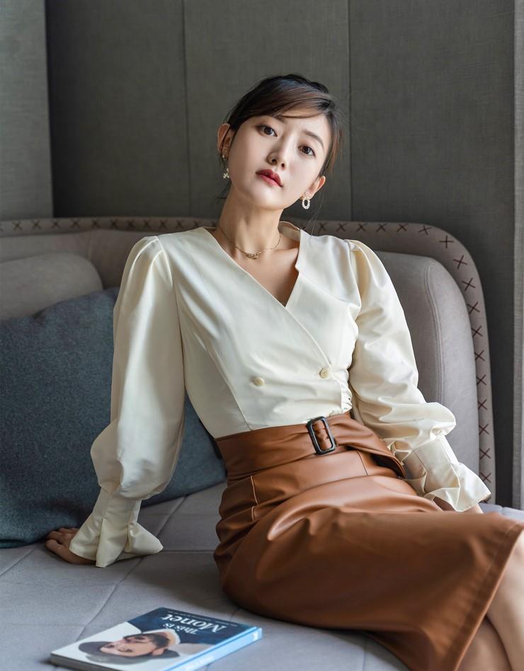 面料 针织打底衫与同色系半身皮裙搭配，可谓相得益彰