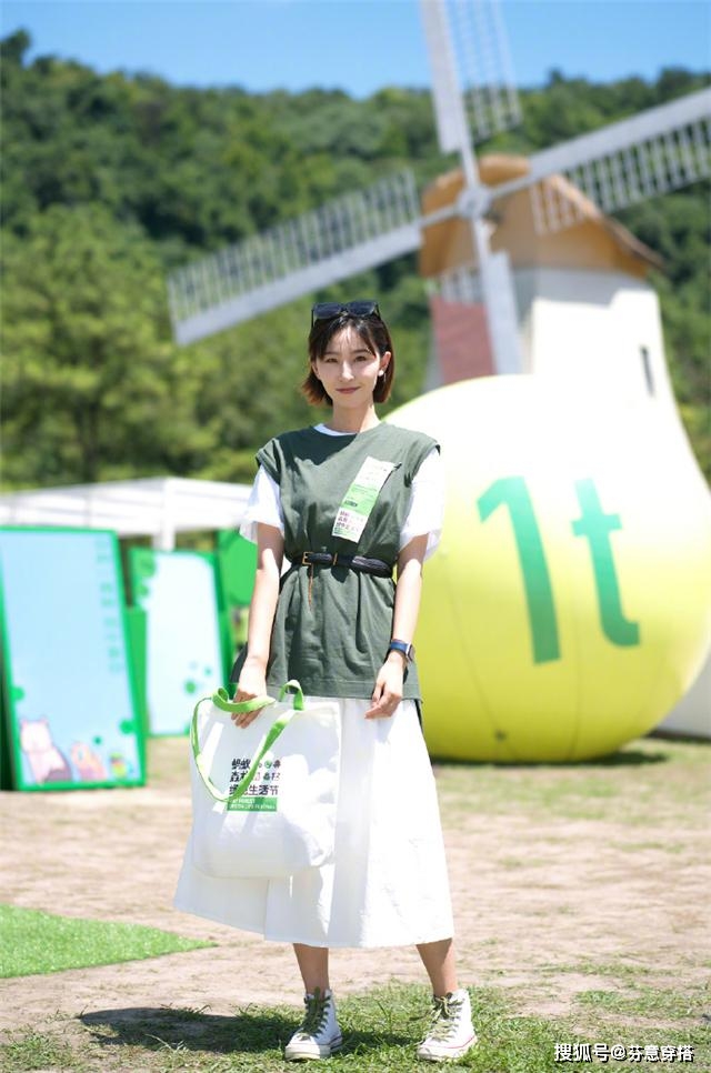 整体 离开裤子的T恤,搭“半身长裙”更洋气显瘦,看看潮人你就知道了