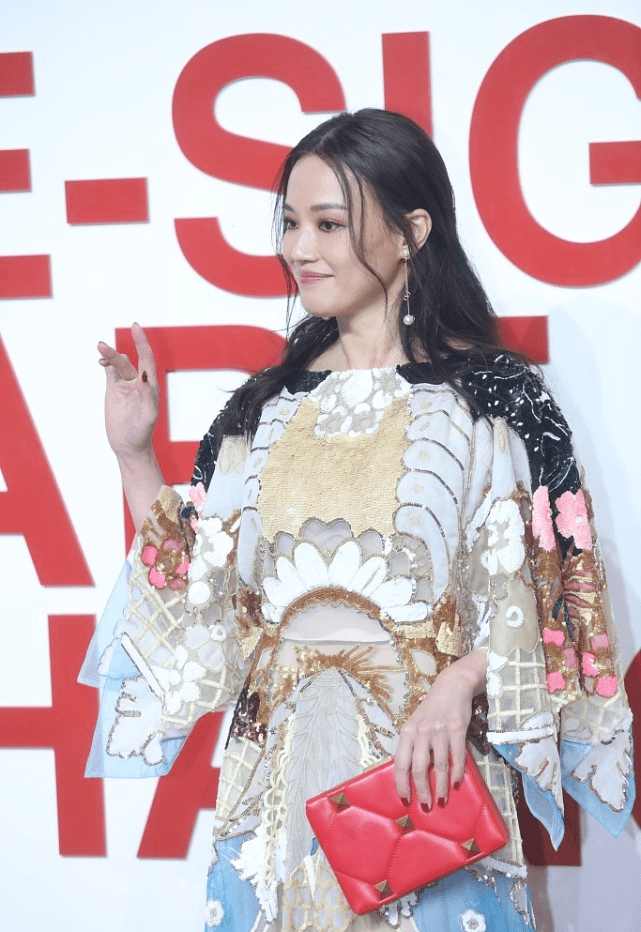 对比色 舒淇仗着自己长得好看就随便穿衣服，这桌布裙，却穿出了复古感