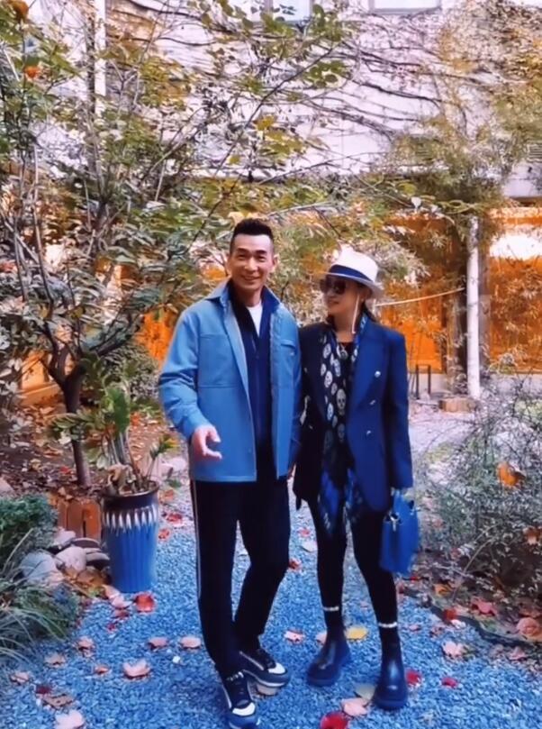 垫肩 赵文卓夫妇罕同框耍花枪!娇妻穿西装拎名包,阔太打扮一看就强势