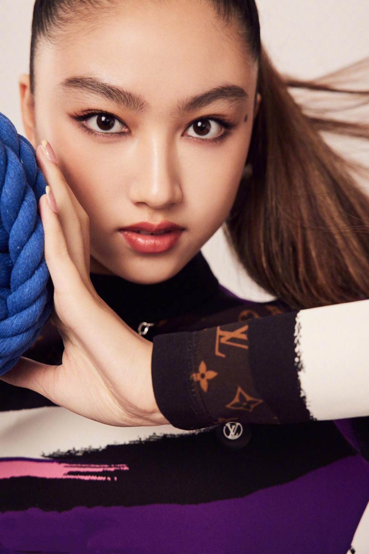 年龄段 任达华女儿真长大了,超模般高挑身材也能驾驭少女风,虎父无犬女