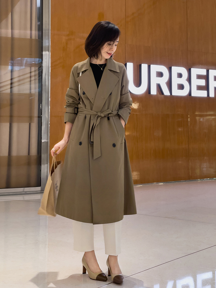 是属于 秋冬季节，“风衣”怎么穿才高级？搭配针织衫保暖舒适又有气场