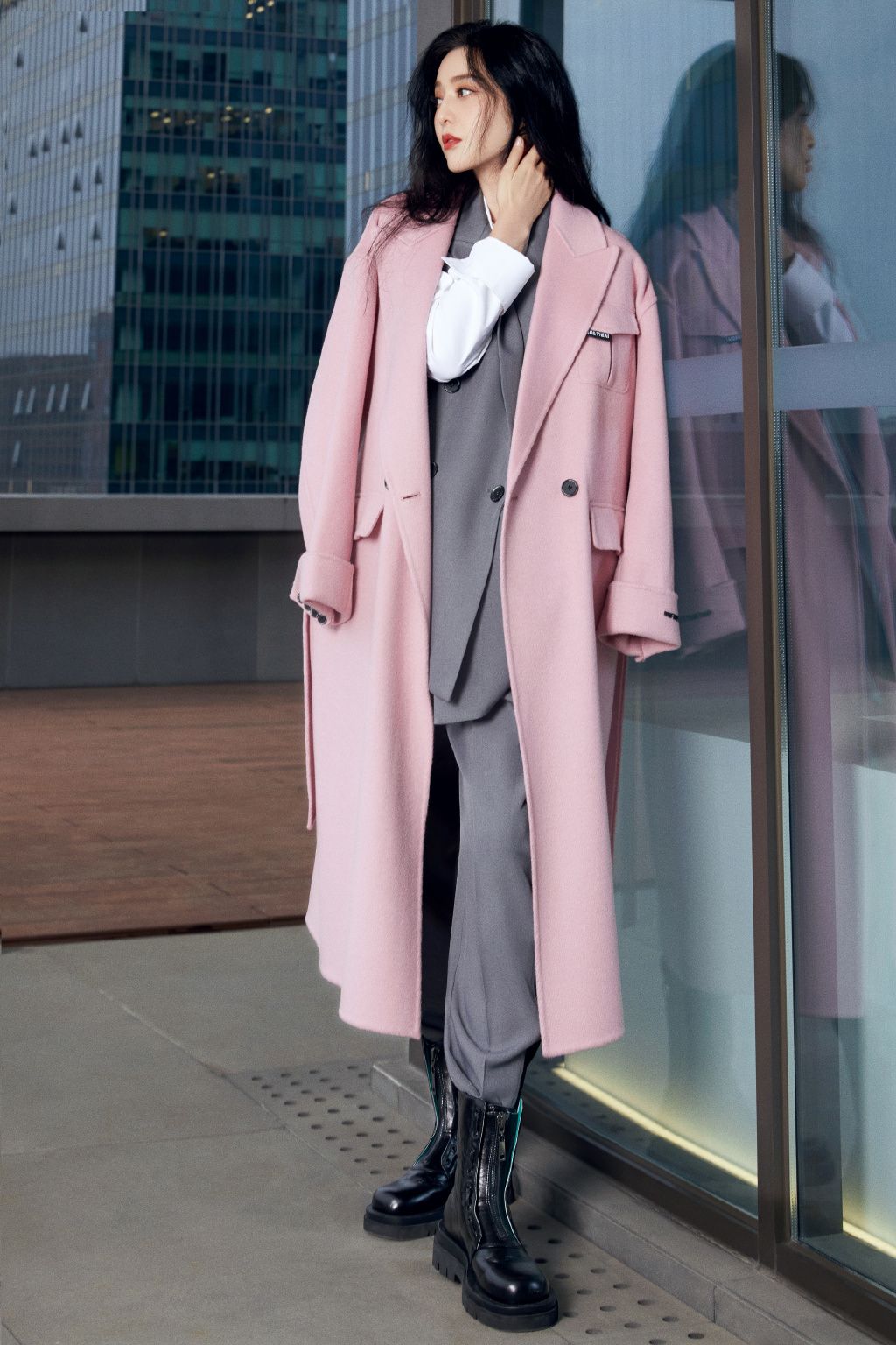 黑色 范冰冰罕见变“小女人”，穿粉色大衣不算啥，妆容也又纯又欲