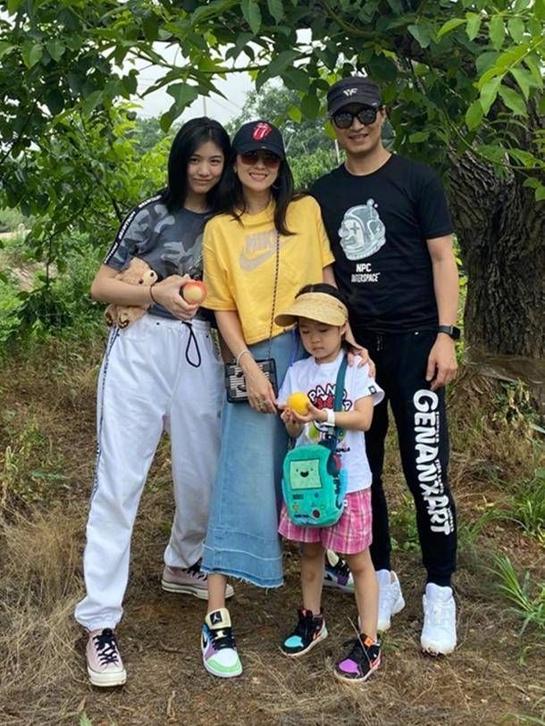 好友在乌镇偶遇童瑶的现场照，不修图脸土黄还很垮，比章子怡还老了？