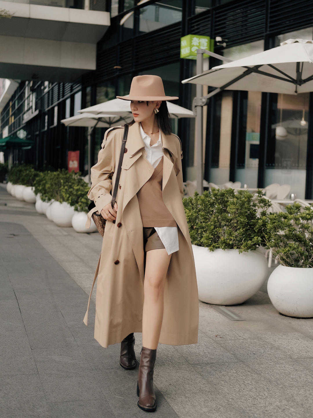 是属于 秋冬季节，“风衣”怎么穿才高级？搭配针织衫保暖舒适又有气场