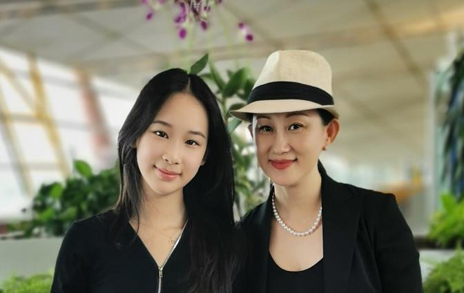 垫肩 赵文卓夫妇罕同框耍花枪!娇妻穿西装拎名包,阔太打扮一看就强势