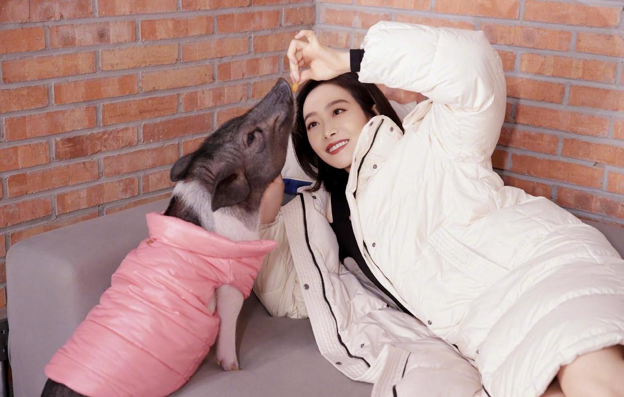 黑色 宋茜也太放得开了，穿黑色抹胸裙配网格披肩，一点不丑还挺潮