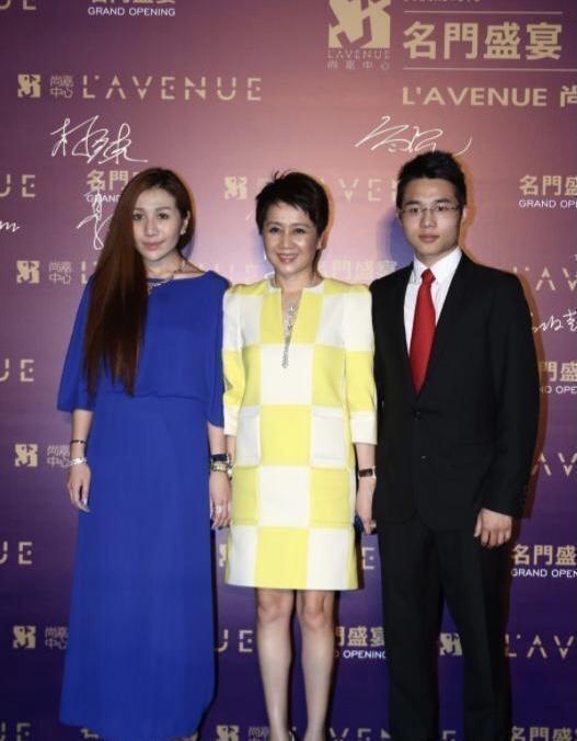 黑色 赌王四太梁安琪终于不扮嫩，认真穿小香风连衣裙，气场很难被超越