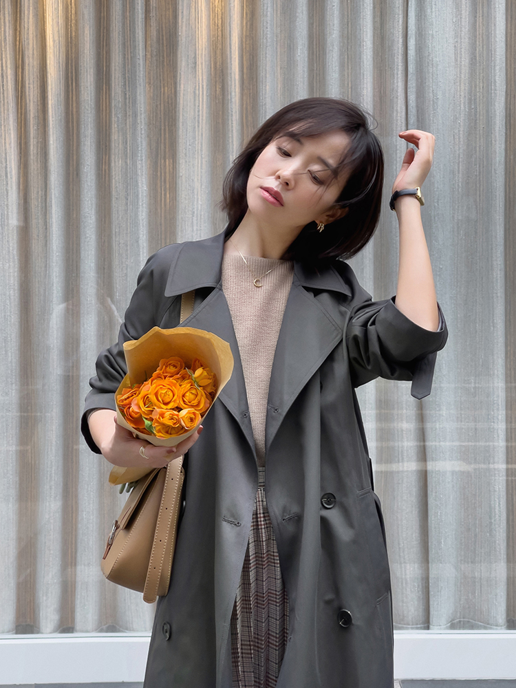 是属于 秋冬季节，“风衣”怎么穿才高级？搭配针织衫保暖舒适又有气场