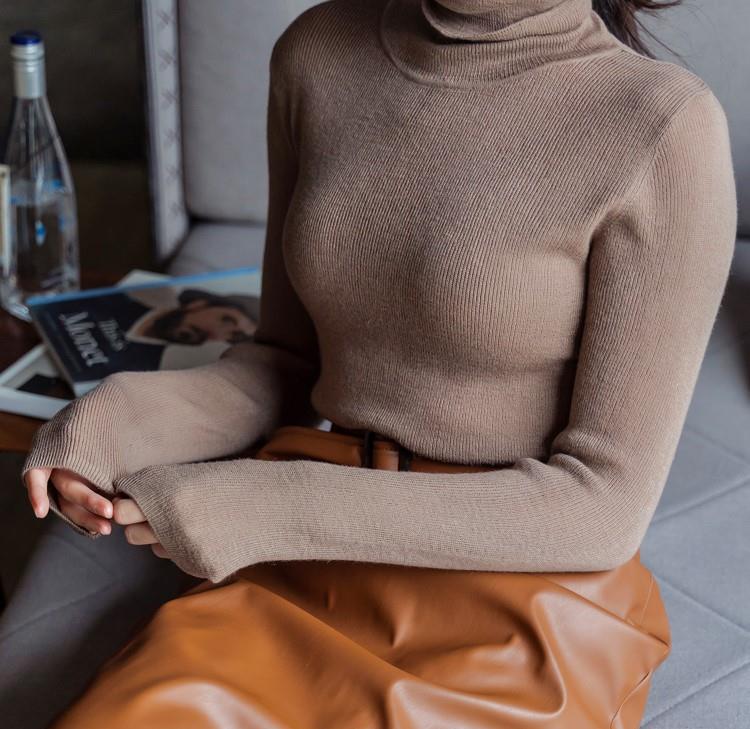 面料 针织打底衫与同色系半身皮裙搭配，可谓相得益彰