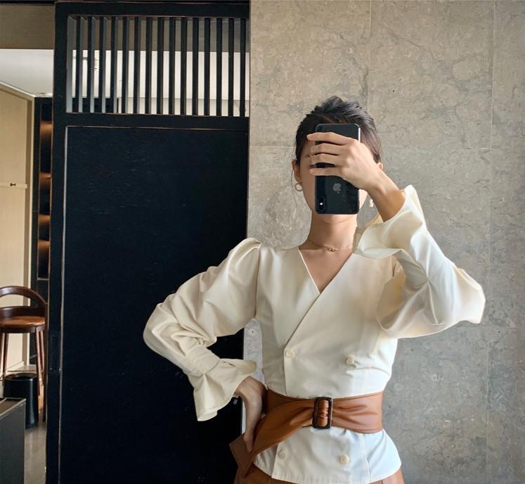 面料 针织打底衫与同色系半身皮裙搭配，可谓相得益彰