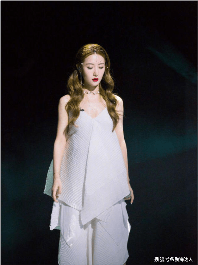 黑色 白冰才是真正的素颜美女，穿蓝色上衣配紧身裤，百搭身材真迷人