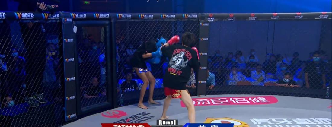 酷酷|女主持人采访酷酷的鑫和兰奥，酷酷的鑫全程用余光偷瞄主持人的腿