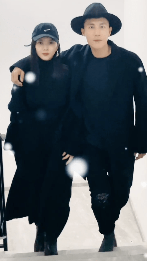 网友王灿拍变装视频，与老公全黑装束又酷又飒，被杜淳紧搂怀中好般配