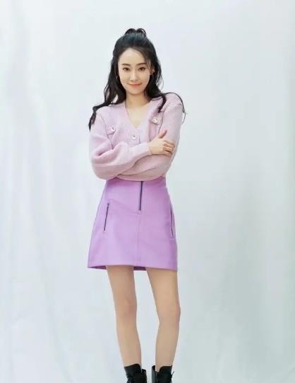 张小斐|张小斐原来是个“时髦精”，穿3000块旗袍上春晚，这腿太长了吧