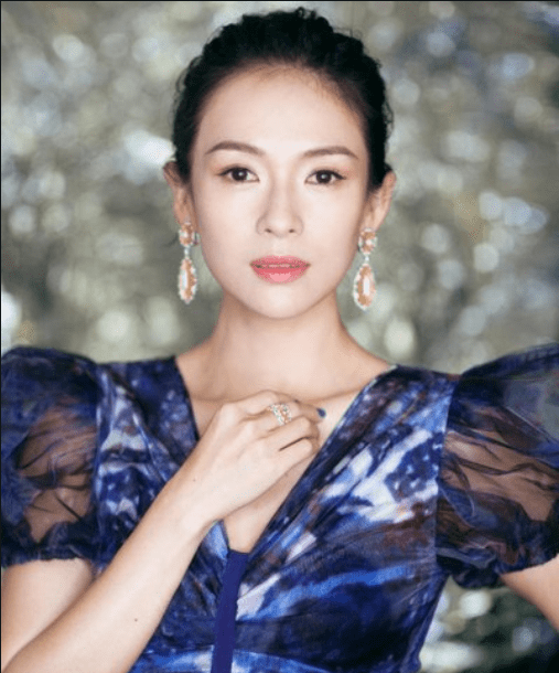 美人 章子怡被称之她为东方“美人坯子”，10衣服展示她不仅美还会穿