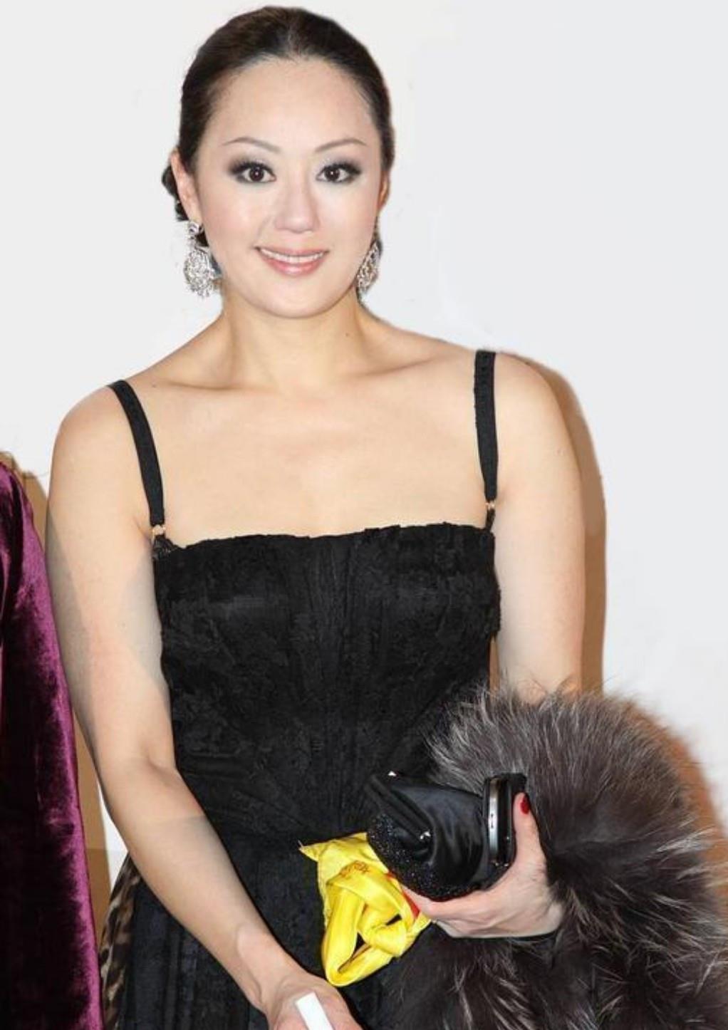 傲人 章小蕙简直就是人间尤物,穿黑色吊带裙亮相,尽显傲人身材