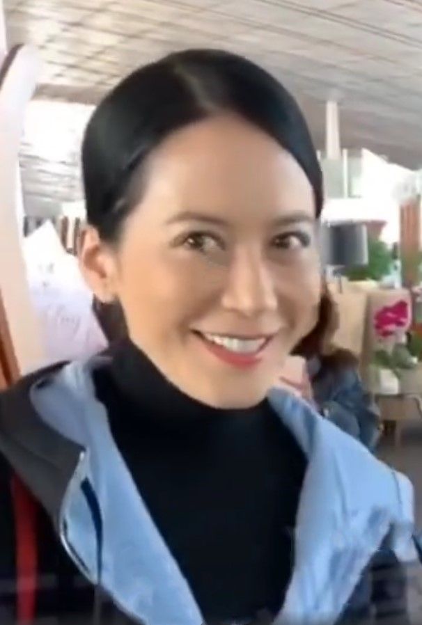 俞飞鸿 俞飞鸿不包装50岁也这么漂亮，跟同学比皮肤紧致年轻，气质更好！