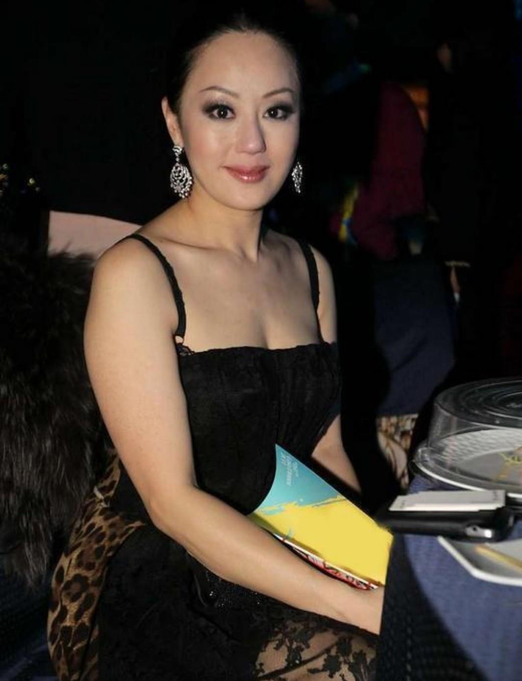 傲人 章小蕙简直就是人间尤物,穿黑色吊带裙亮相,尽显傲人身材