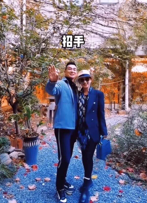 垫肩 赵文卓夫妇罕同框耍花枪!娇妻穿西装拎名包,阔太打扮一看就强势