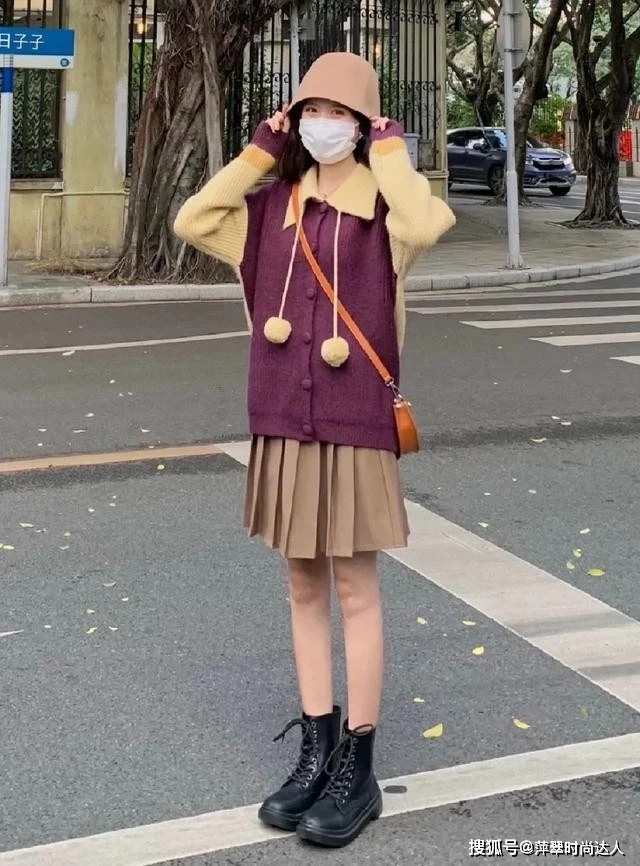 毛衣 不要再穿运动鞋了，今年更流行马丁靴，怎样穿都很时髦！