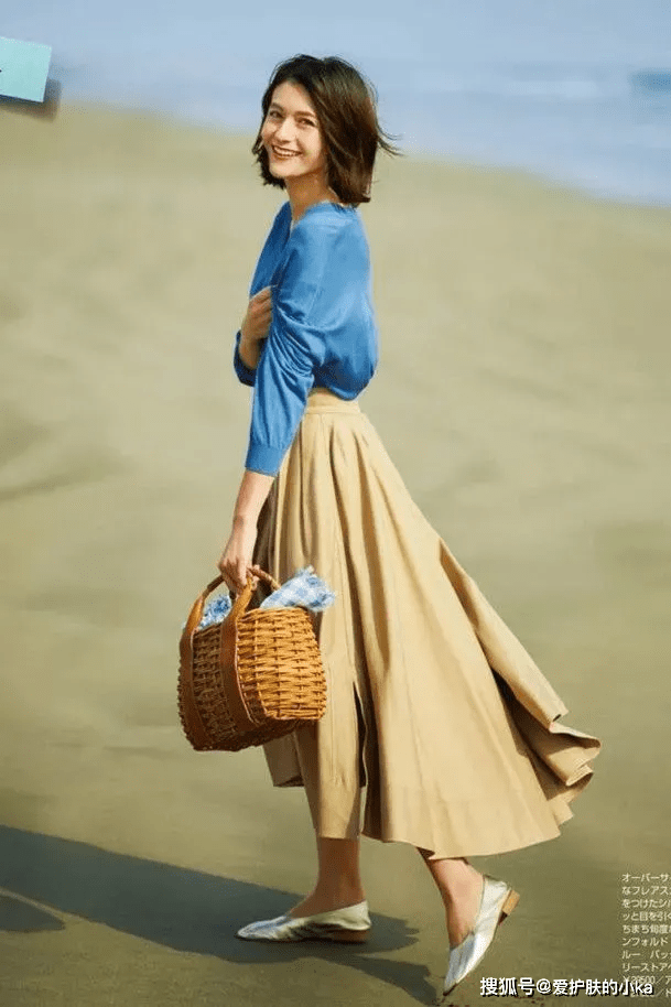 治愈 奶奶衫+碎花裙,奶奶衫+百褶裤=今秋时髦搭配,可气质可温柔