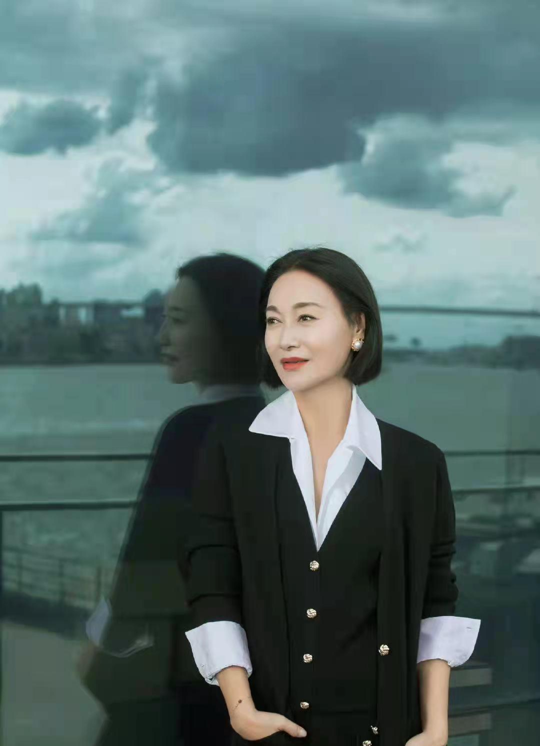 身材 被惠英红减龄穿搭惊艳到了，优雅高级少女味很足，再也不怕变老了