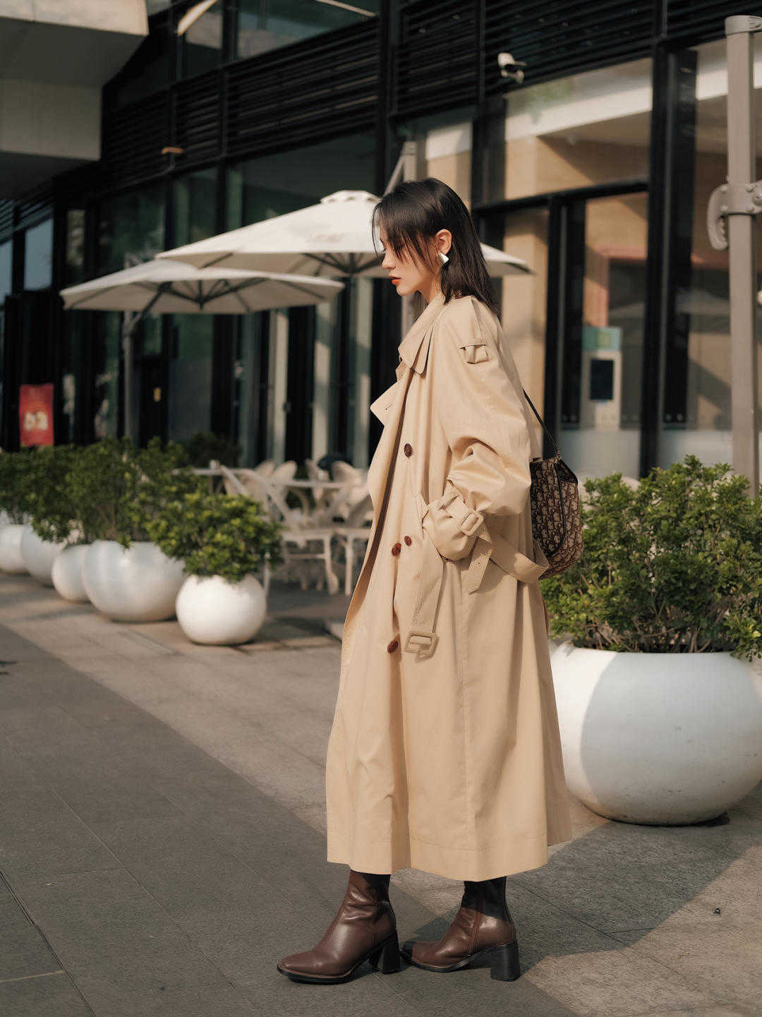 是属于 秋冬季节，“风衣”怎么穿才高级？搭配针织衫保暖舒适又有气场