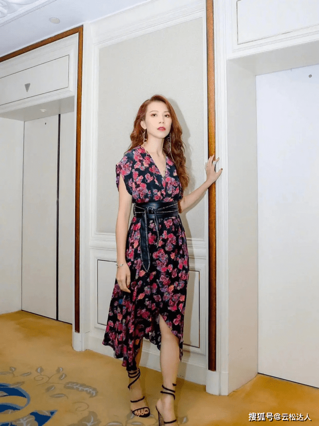 黑色 48岁蔡少芬“天然脸”真耐看，穿大妈印花裙也惊艳，被美到了