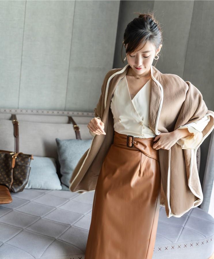 面料 针织打底衫与同色系半身皮裙搭配，可谓相得益彰