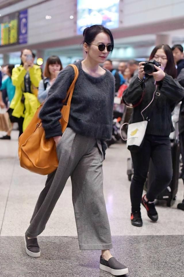 俞飞鸿 俞飞鸿不包装50岁也这么漂亮，跟同学比皮肤紧致年轻，气质更好！