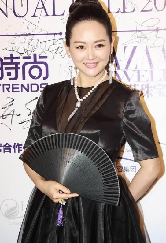 方面 王志飞老婆身材高挑挺有气质，穿黑裙配珍珠链，阔太气息扑面而来