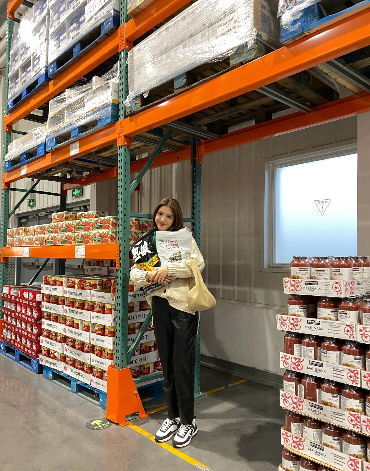 边塞 吴千语收工逛超市，穿毛衣配皮裤像网红打卡，薯片袋比脸还大两圈