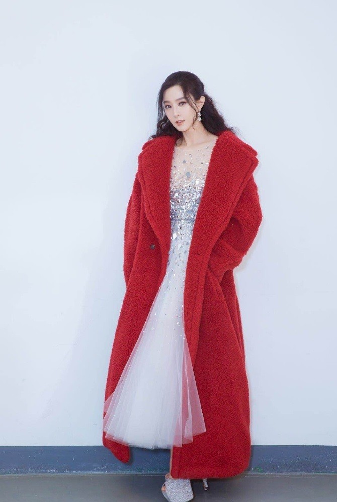 黑色 范冰冰罕见变“小女人”，穿粉色大衣不算啥，妆容也又纯又欲