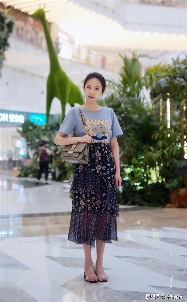 整体 离开裤子的T恤，搭“半身长裙”更洋气显瘦，看看潮人你就知道了