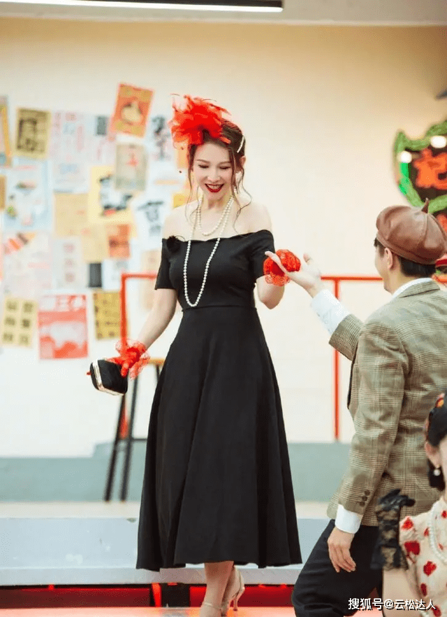 黑色 48岁蔡少芬“天然脸”真耐看，穿大妈印花裙也惊艳，被美到了