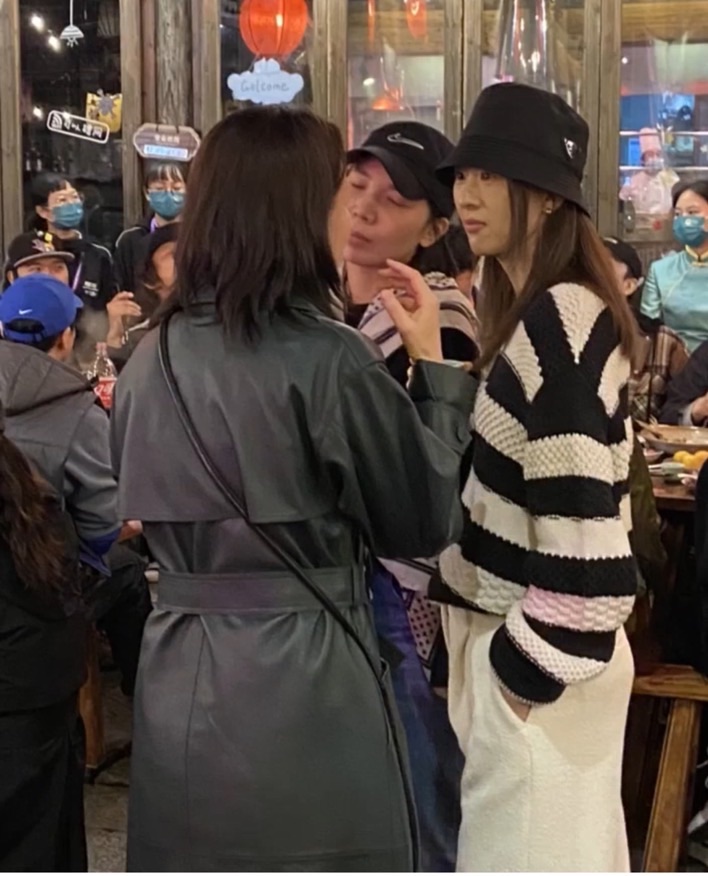 好友在乌镇偶遇童瑶的现场照，不修图脸土黄还很垮，比章子怡还老了？