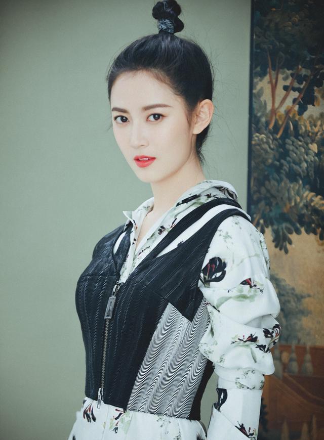 陈玉 陈钰琪身材绝了！漆皮连体裤穿出九头身比例，高级感令人惊艳