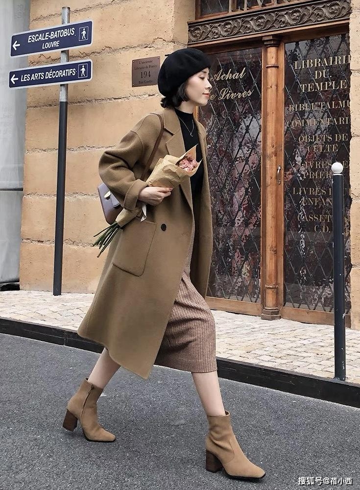 上装 女人年过40别穿得太老气，建议多穿“半身裙”，搭配毛衣高级优雅