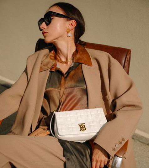 毛衣 针织衫+半裙，就是属于秋天的“温暖+温柔”组合呀！