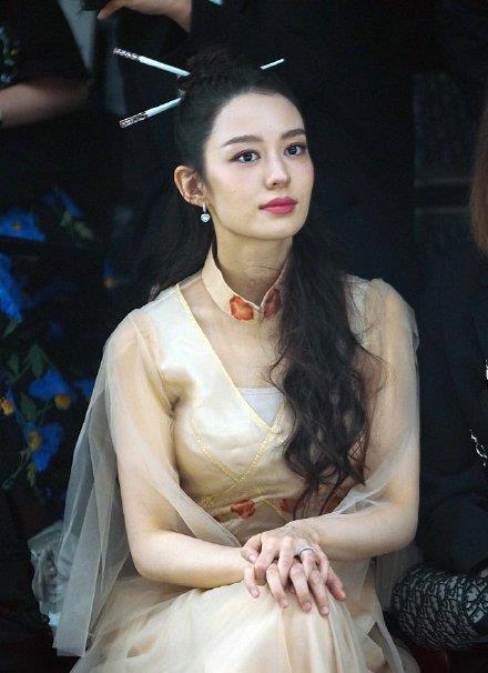 感觉 郎朗妻子吉娜亮相时装周，穿裸粉纱裙仙气，脚上的驴蹄鞋不好看