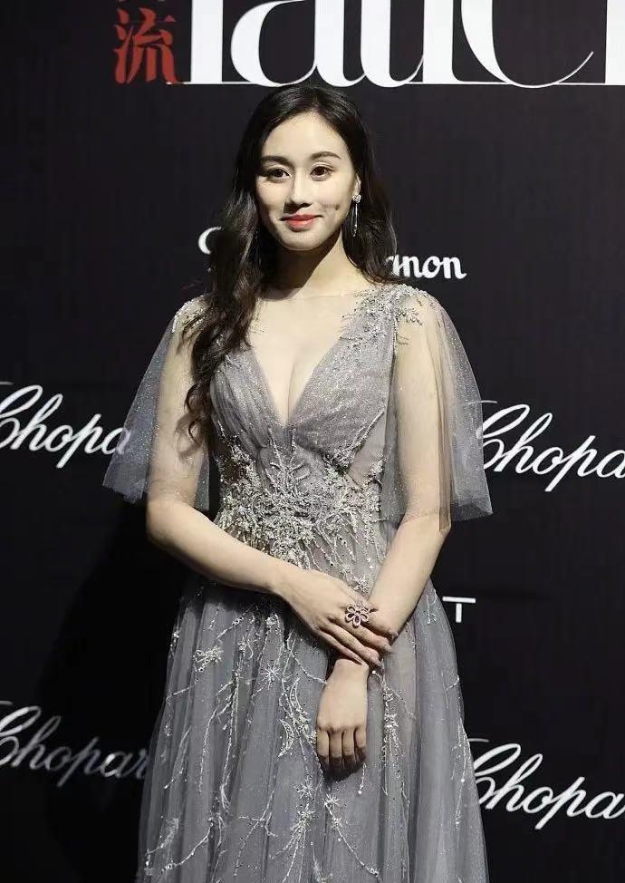 设计 窦骁携女友深夜聚会！俩人憔悴不堪肤色蜡黄，何超莲黑眼圈更严重