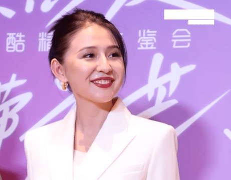 西装女星生图较量：杨紫黑长直显浮肿，热巴红色蕾丝裙，热依扎白西装