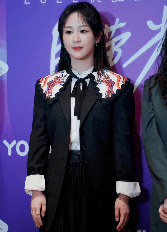 西装女星生图较量：杨紫黑长直显浮肿，热巴红色蕾丝裙，热依扎白西装