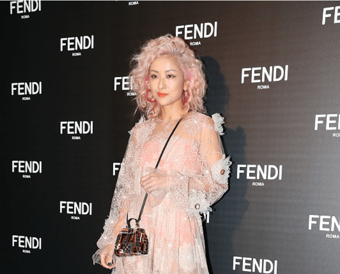 徐濠萦 徐濠萦的打扮真不丑，穿粉裙像20岁少女，配“爆炸”卷发好独特