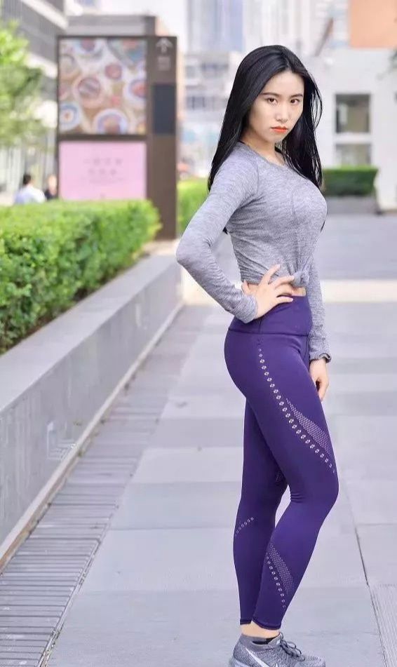 曲线 上衣搭配瑜伽裤的小姐姐 ???，展现完美的身材，性感又有气质