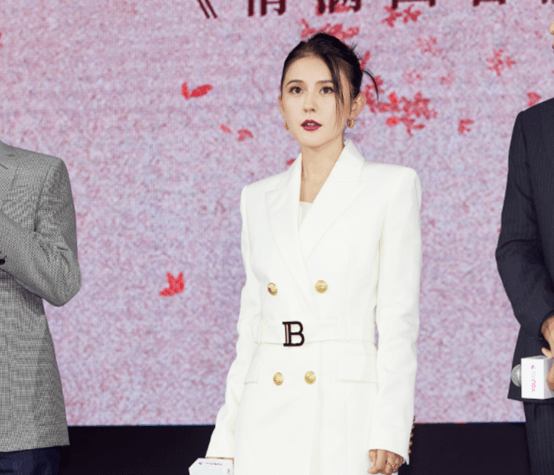 西装女星生图较量：杨紫黑长直显浮肿，热巴红色蕾丝裙，热依扎白西装