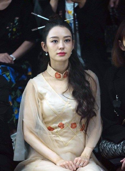 感觉 郎朗妻子吉娜亮相时装周，穿裸粉纱裙仙气，脚上的驴蹄鞋不好看